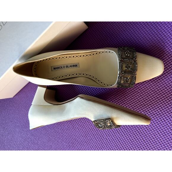 $1315 Manolo Blahnik Pumps Silieraso Silk Crystal Ornament Size 37 NEW Heels - Picture 4 of 13